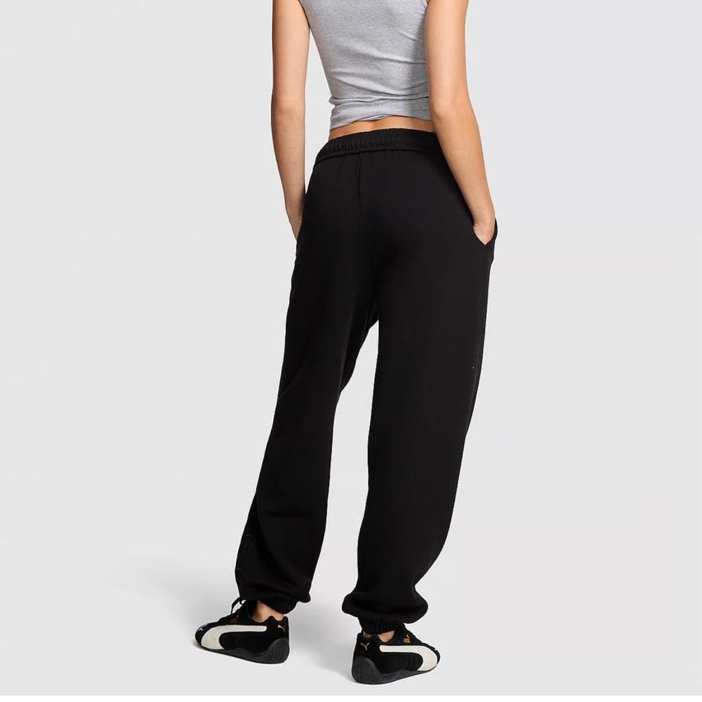 Hot deal 🔥 2 for $20-Black PINK Logo Sweatpants and Matching PINK Tshirt 💝 - Picture 4 of 10
